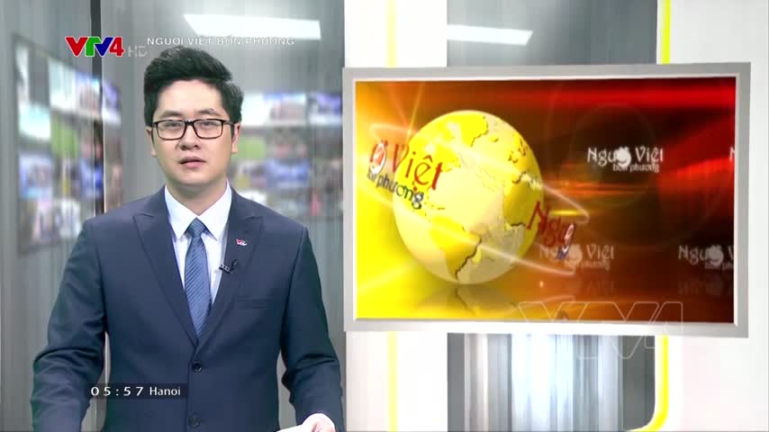 Người say mê với nghề làm tính tẩu thủ công