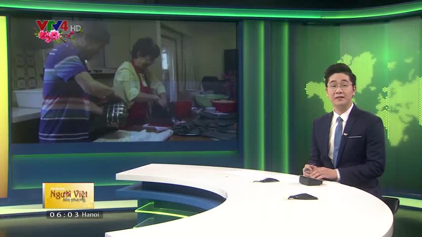 Gia đình Việt gói bánh chưng đón Tết tại Canada