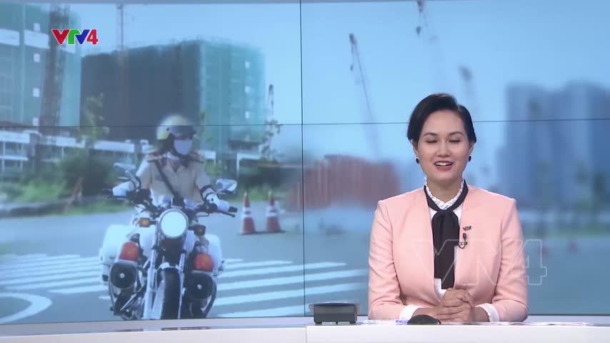 Đội nữ cảnh sát giao thông dẫn đoàn đầu tiên