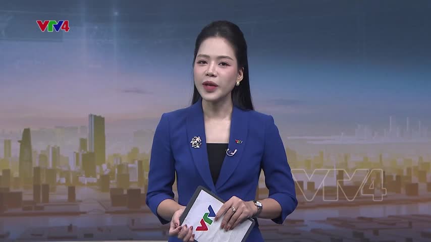 Cán bộ cơ sở giúp dân chuyển đổi số