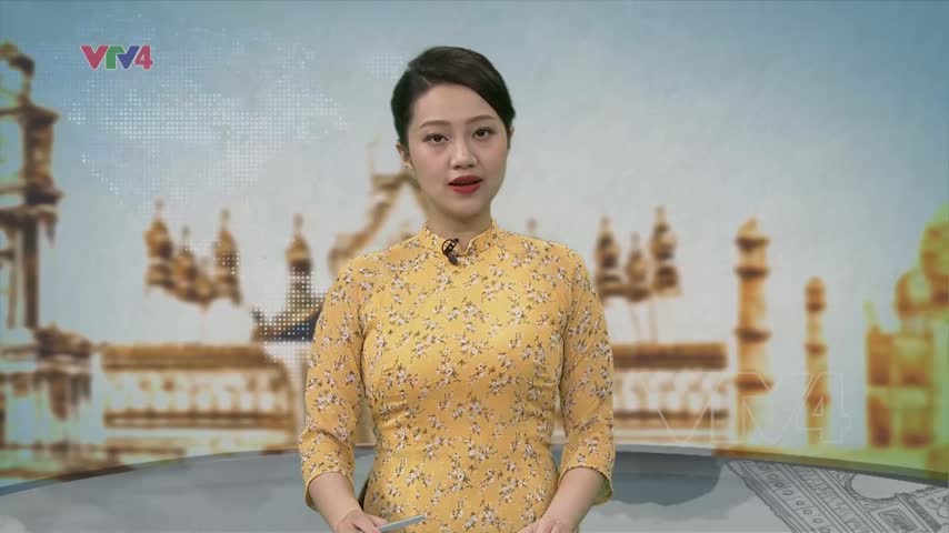 Tặng quà cho phụ nữ kiều bào có hoàn cảnh khó khăn tại Viêng-chăn, Lào