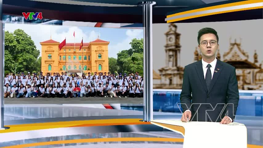 Thanh thiếu niên kiều bào thăm khu di tích Chủ tịch Hồ Chí Minh