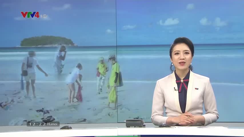 Nhóm du khách Nga nhặt rác ở biển Nha Trang