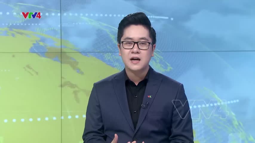 Chủ quán lớn tuổi cập nhật xu hướng kinh doanh trực tuyến