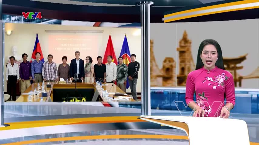 Đại sứ quán Việt Nam tại Campuchia tặng quà tri ân các gia đình gốc Việt có công với cách mạng