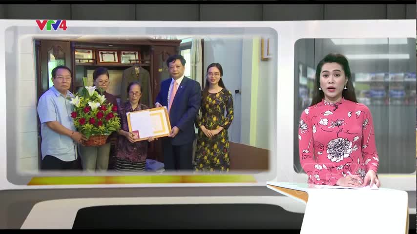 Kiều bào Lào đầu tiên được trao Huy hiệu 70 năm tuổi Đảng