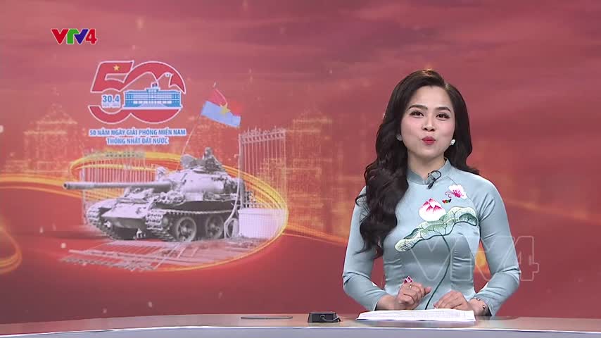Người nước ngoài hòa mình vào không khí ngày 30/4