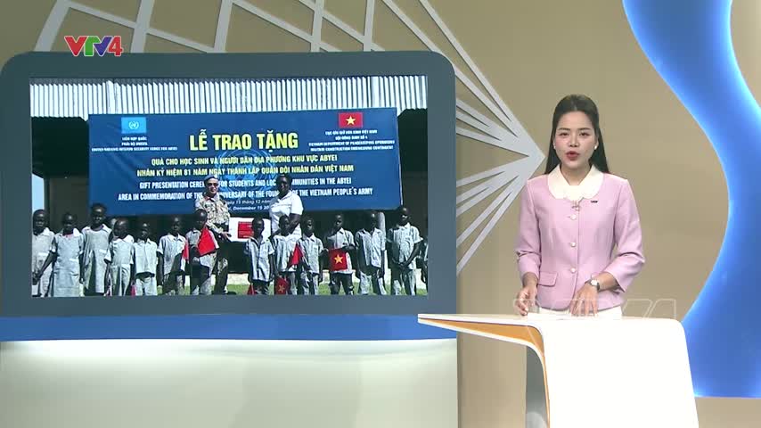 Đội Công binh số 4 Việt Nam trao quà cho người dân địa phương tại Abyei