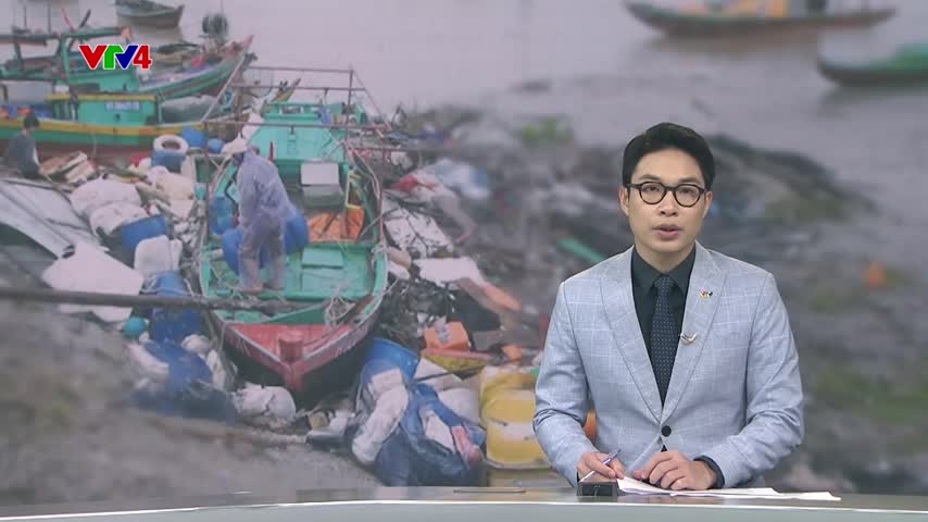 Hàng chục tàu thuyền bị sóng biển đánh chìm
