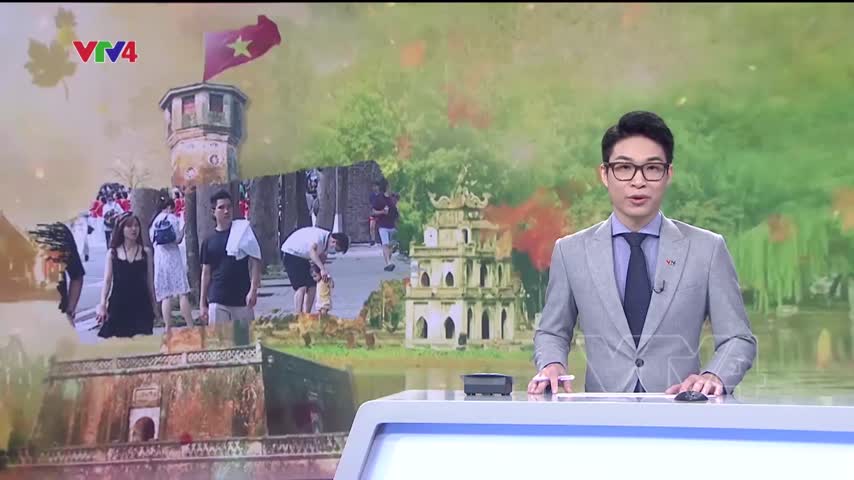 Người Hà Nội xuống phố tận hưởng thời tiết đẹp
