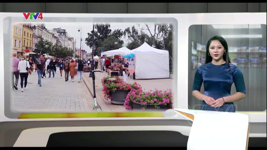 Bà con người Việt tham gia Lễ hội đường phố Warszawa 2020