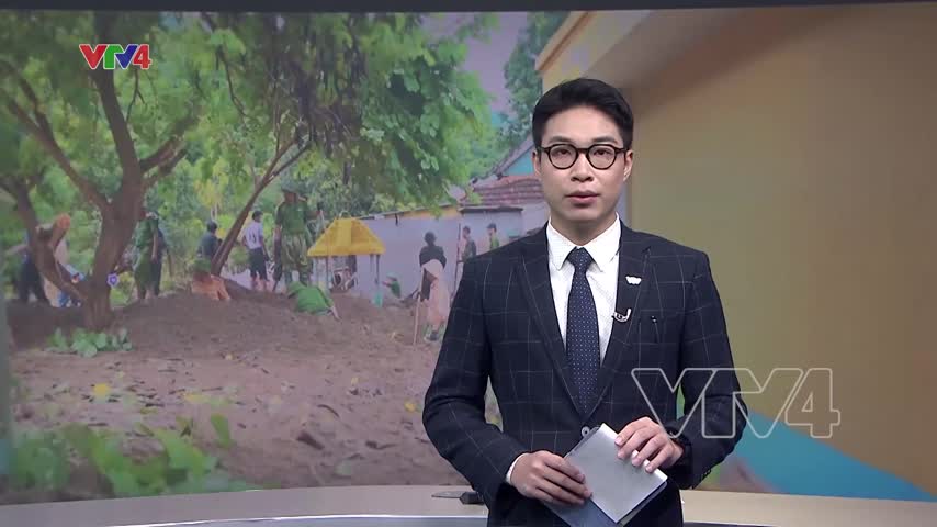 Khẩn trương dọn dẹp trường học sau lũ