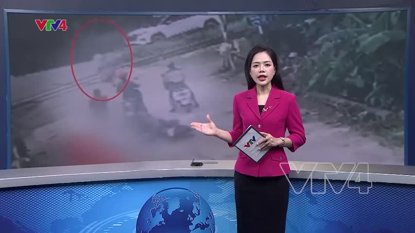 Dũng cảm cứu cháu bé trước mũi tàu hỏa