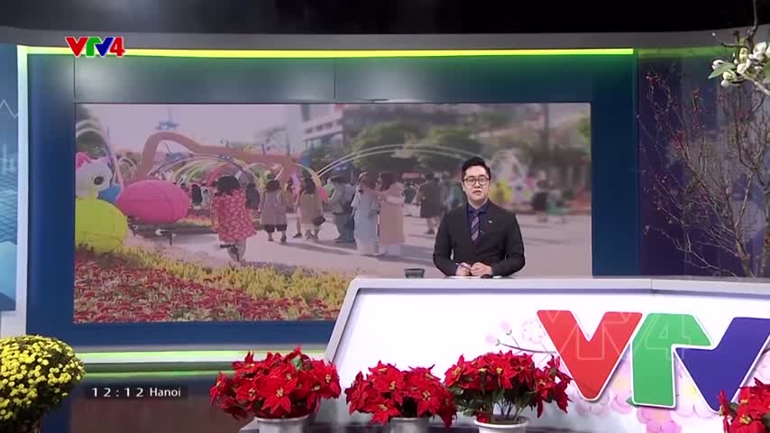 Đường hoa Nguyễn Huệ tấp nập khách tham quan