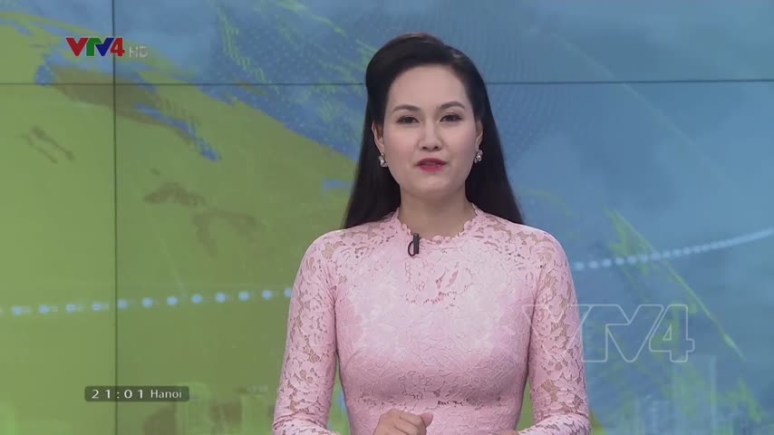 Nguyên Tổng Bí thư Lê Khả Phiêu nhận huy hiệu 70 năm tuổi Đảng