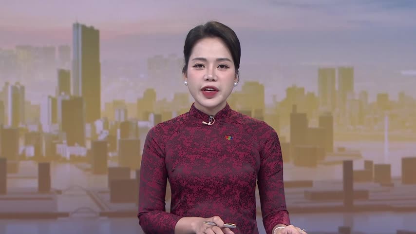 Dâng hoa tưởng niệm tại tượng đài Chủ tịch Hồ Chí Minh tại Paris, Pháp