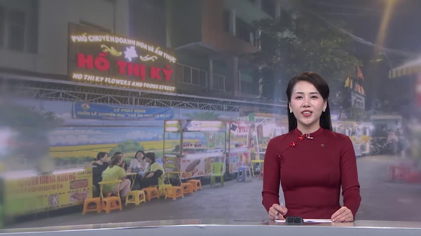 Du khách nước ngoài thích thú ẩm thực đường phố Việt Nam