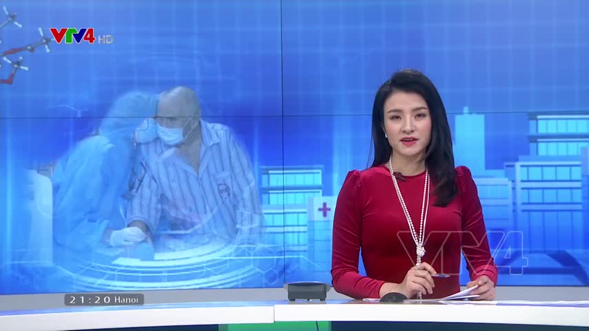 Vợ chồng bệnh nhân người Anh xúc động khi khỏi bệnh