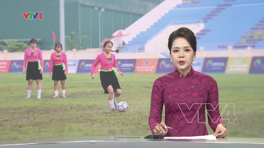 Khi sân bóng kể chuyện quê hương