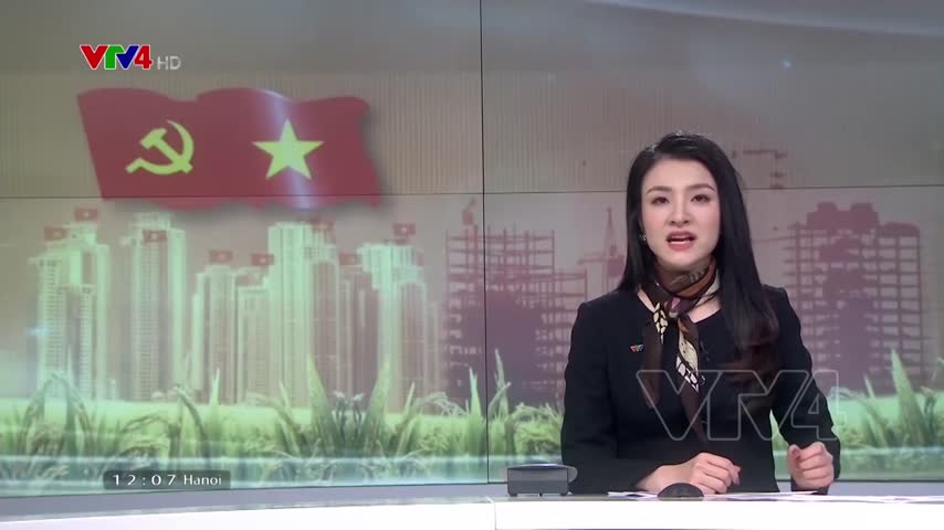 Người dân tham gia làm đẹp đường phố chào mừng Đại hội Đảng