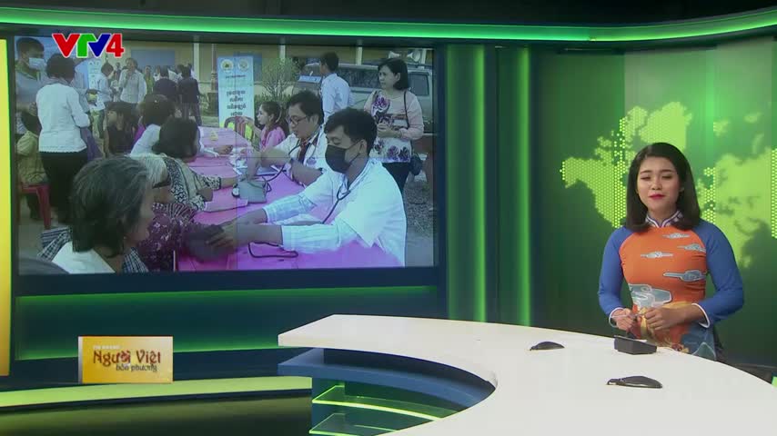 Doanh nghiệp và thanh niên Việt Nam khám bệnh từ thiện ở Campuchia