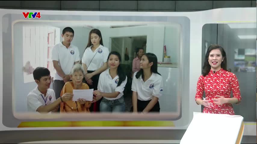 Thanh niên kiều bào thăm và tặng quà Mẹ Việt Nam anh hùng tại tỉnh Quảng Nam