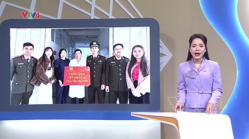 Kiều bào trao quà Tết nhân ái tại bệnh viện đa khoa Lệ Thủy, Quảng Trị