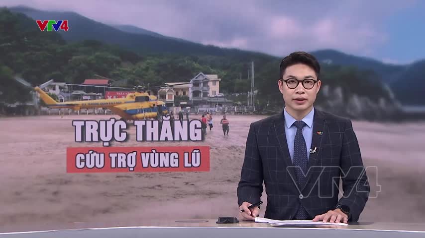 Trực thăng đưa hàng cứu trợ đến người dân vùng lũ