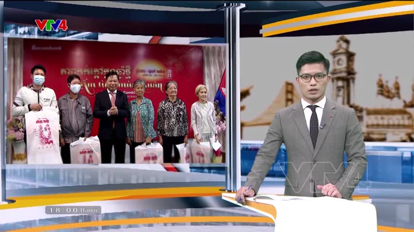 Tặng quà tết cho gia đình có công và người gốc Việt nghèo tại Phnom Penh