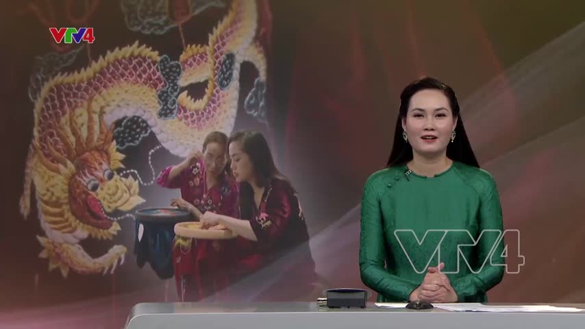 Độc đáo trang phục thêu hình rồng 
