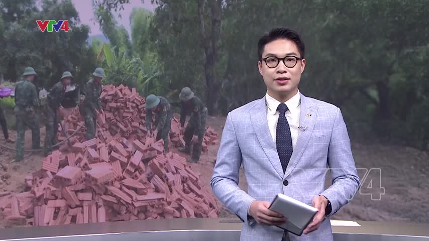 Bộ đội giúp dân xây nhà sau lũ
