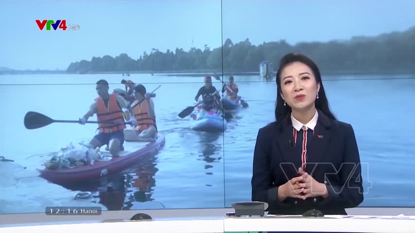 Chèo thuyền nhặt rác trên sông Hương