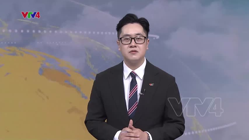 Công nhân, lao động tăng ca sản xuất đêm cuối năm